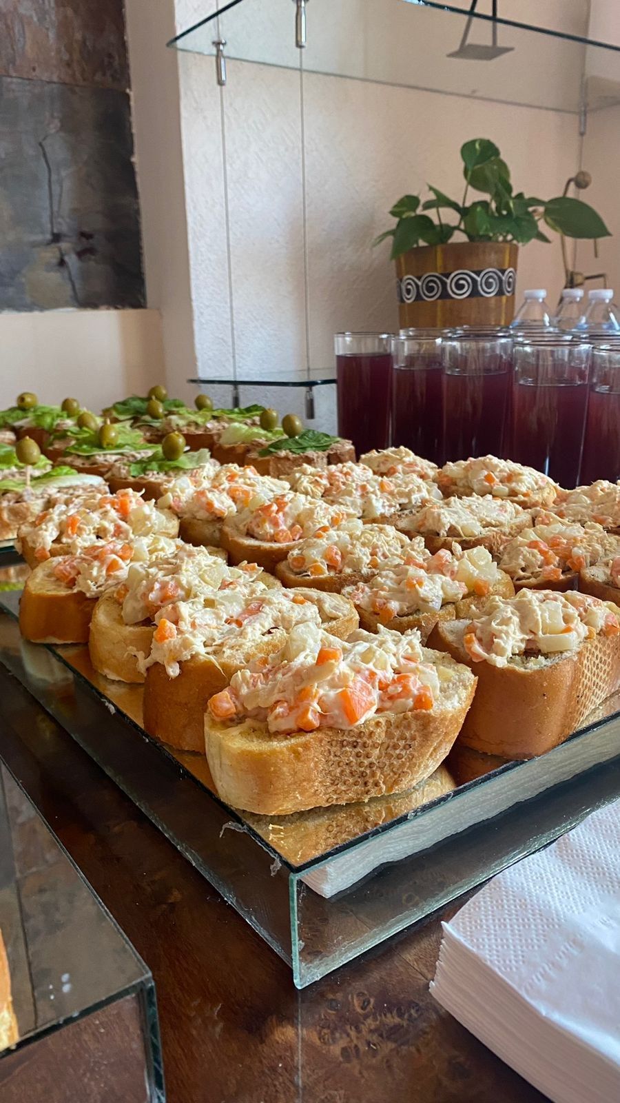 Charolas de bocadillos preparadas para un servicio de catering