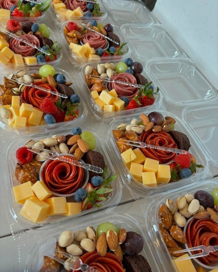 Charolas de desayuno con fruta, quesos y carnes frías