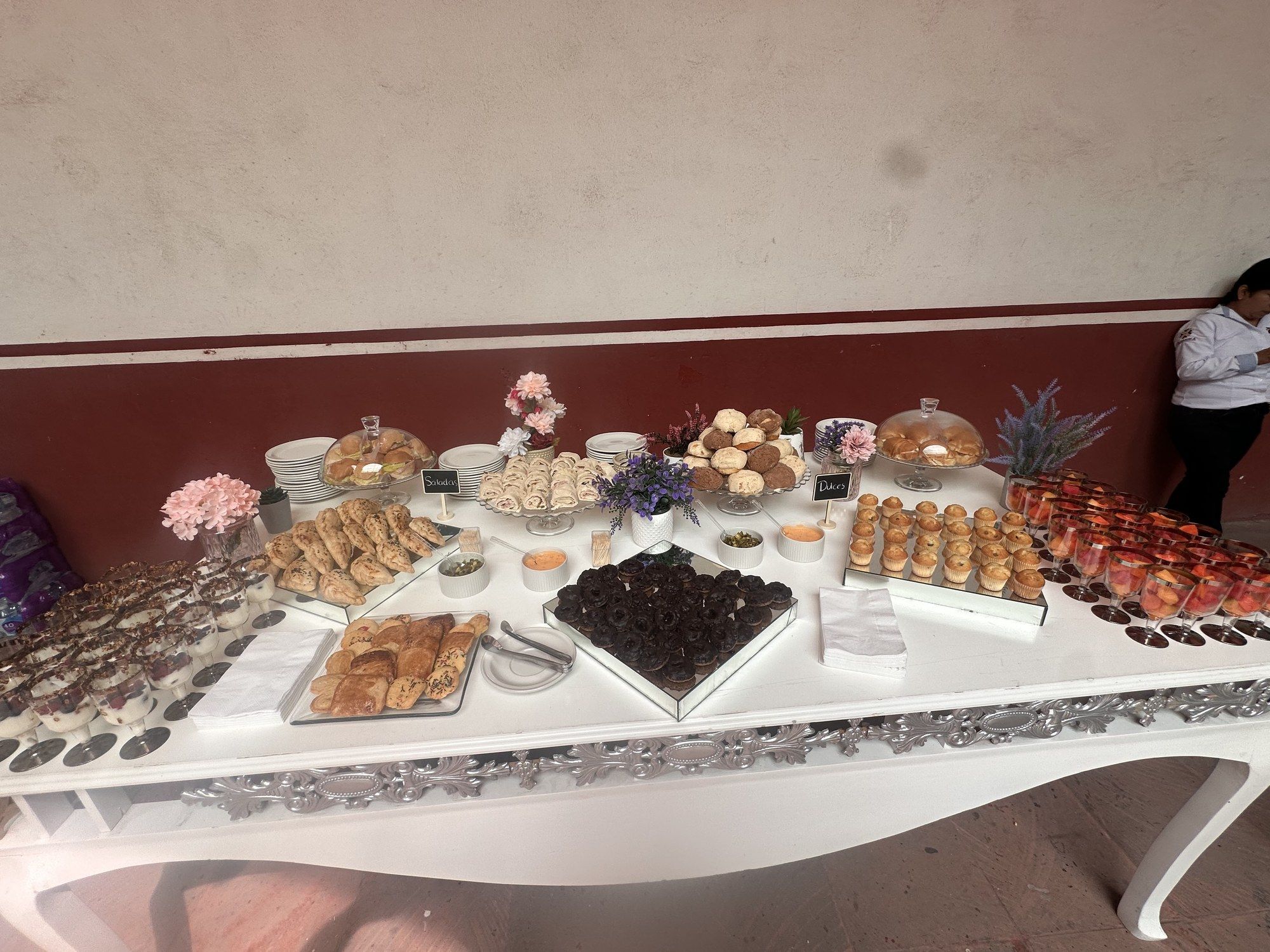Mesa de servicio con bocadillos y bebidas en un evento corporativo