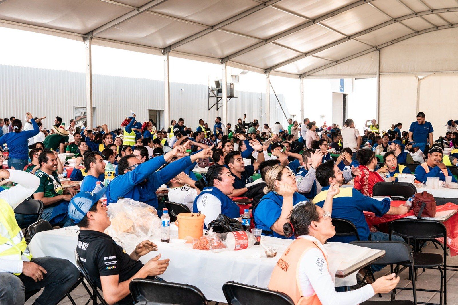 Evento empresarial montado por Bravilia Corp con cientos de asistentes bajo carpa