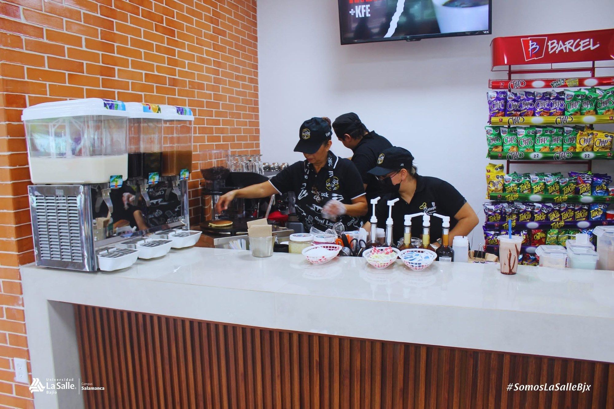 Cafetería escolar operada por La KFE (2 de 3)
