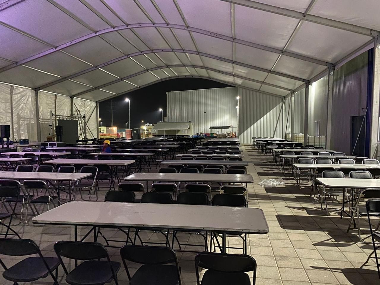 Montaje con iluminación de color y pantalla en un evento del grupo