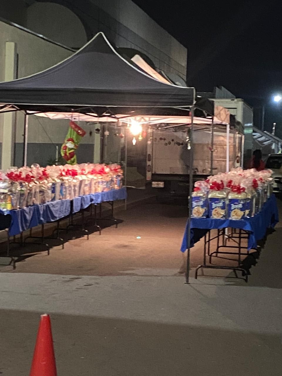 Puestos de un evento nocturno iluminados durante el montaje