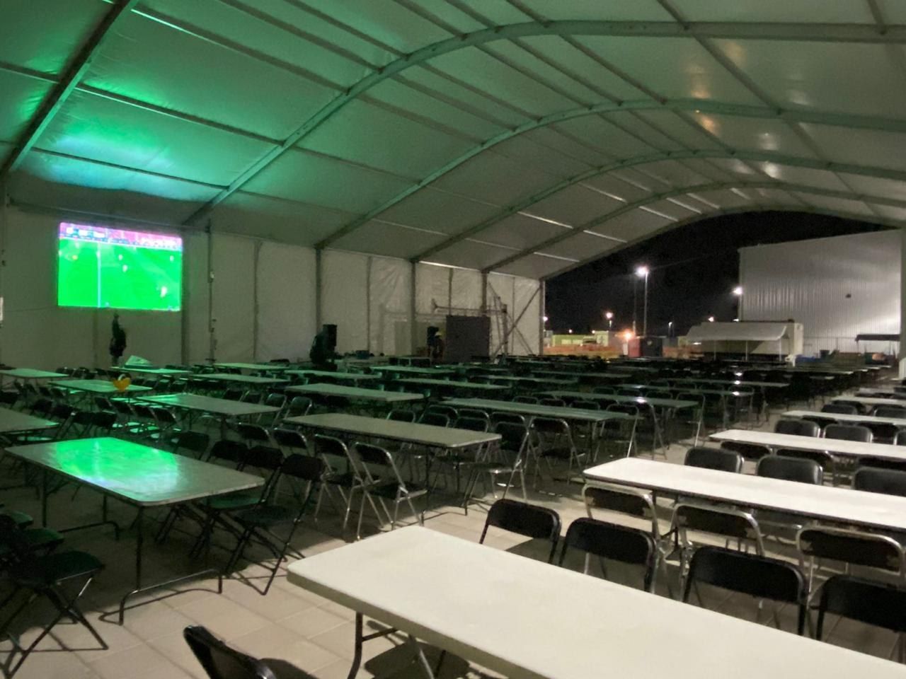 Montaje de evento con iluminación de color y pantalla
