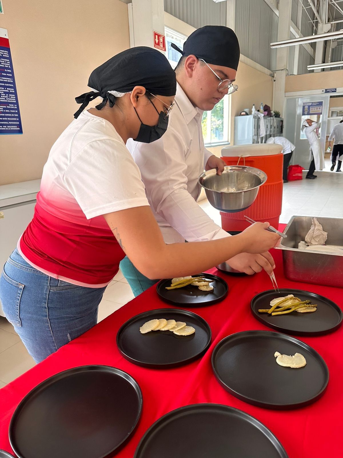 Cocineros de Barush emplatando durante un servicio de banquete