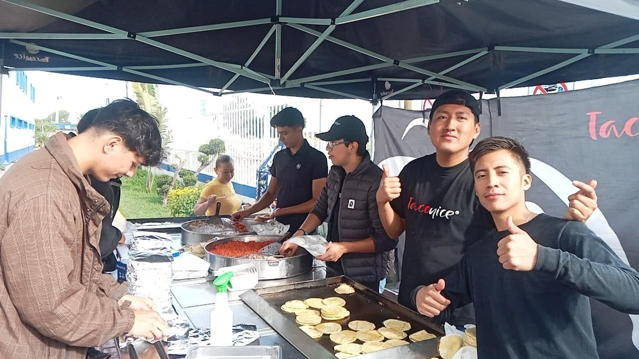 Personal del grupo sirviendo durante un evento empresarial