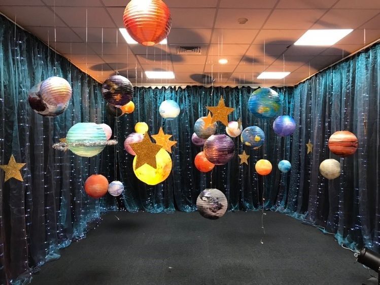 Salón decorado con temática espacial montado por el equipo de Shaddai