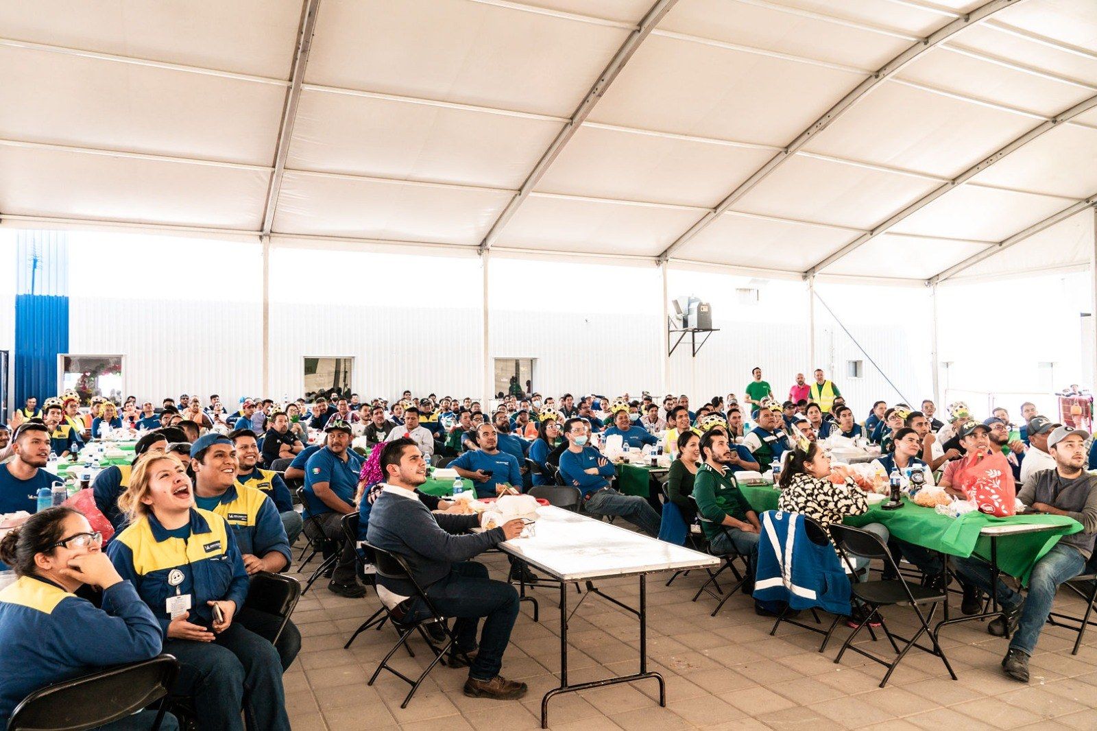 Evento empresarial bajo carpa con cientos de colaboradores