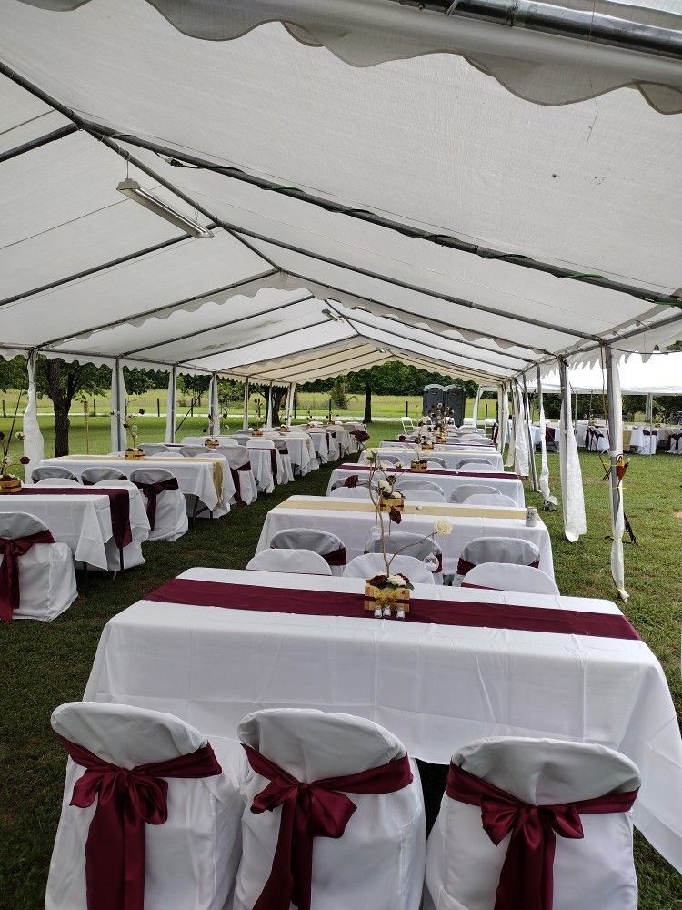 Carpa montada con mesas vestidas para un evento