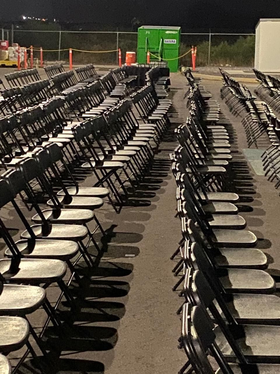 Sillas plegables acomodadas en filas para un evento masivo